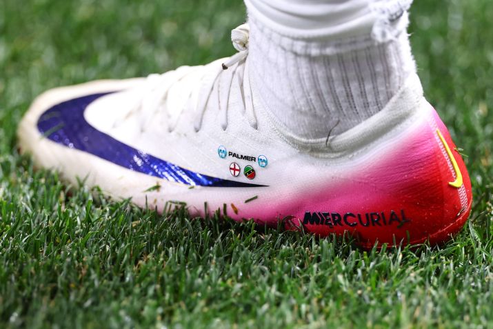 Chuteira de Cole Palmer com as bandeiras de Inglaterra e São Cristóvão e Névis • Robbie Jay Barratt - AMA/Getty Images