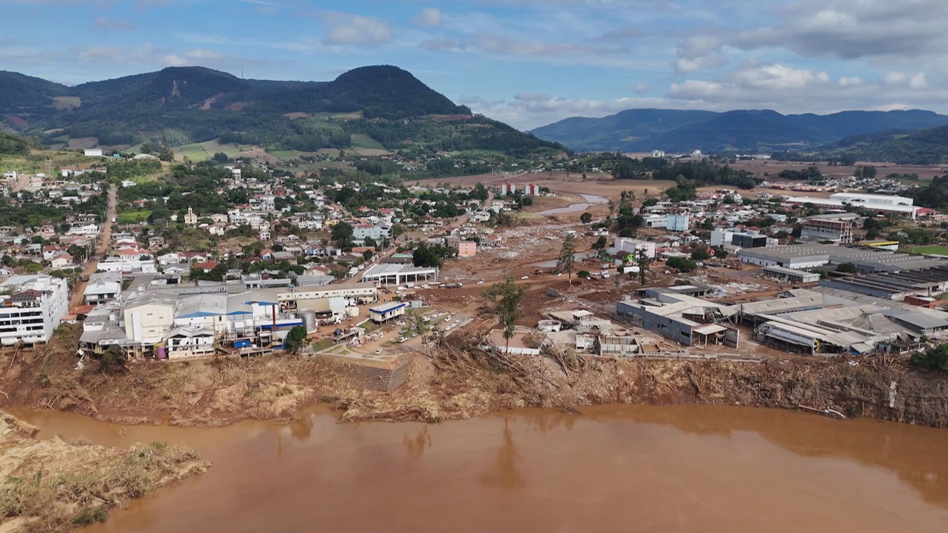 Cidade de Lajeada / RS é destruída por inundação pelo Rio Taquari.