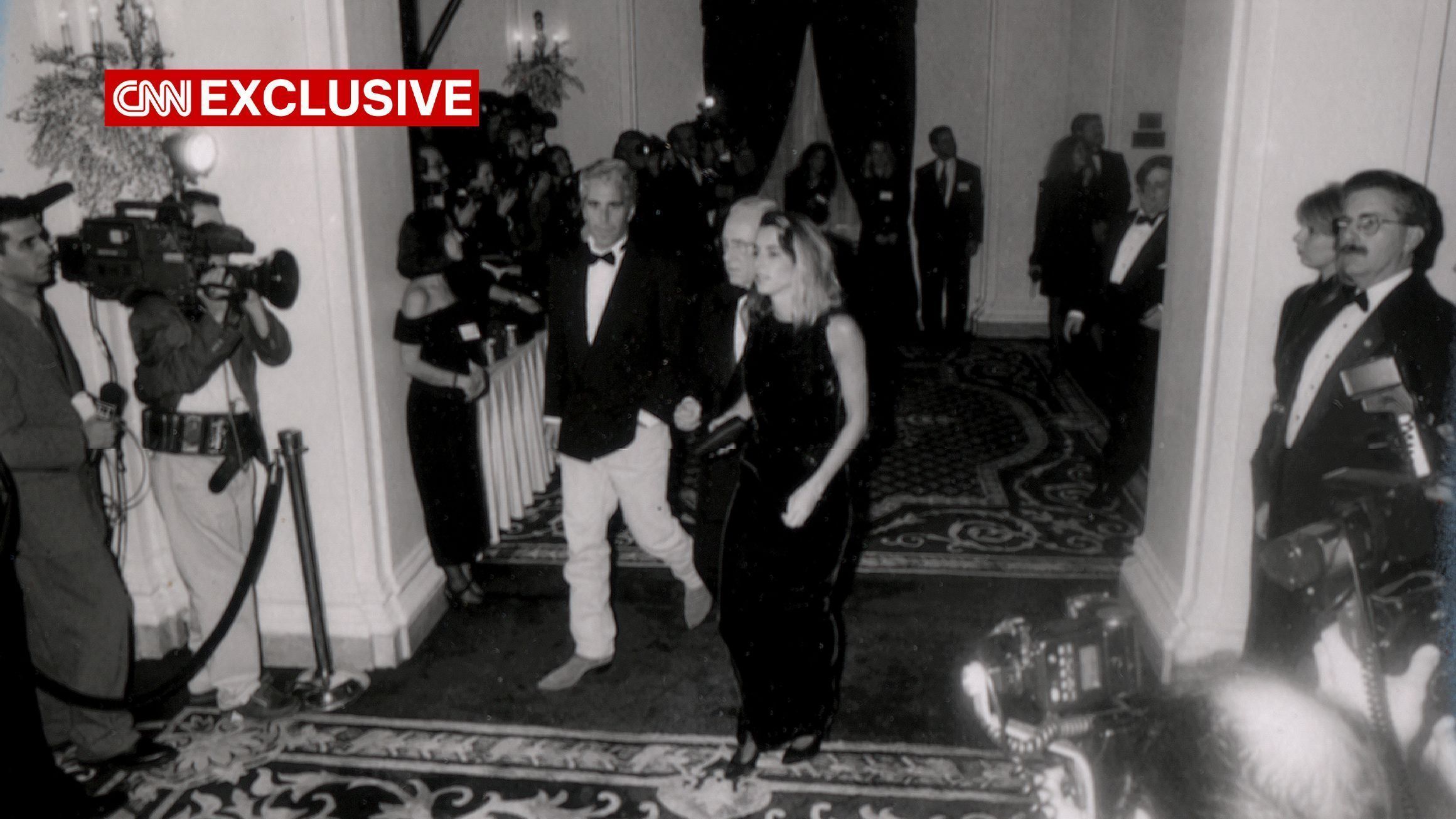 Exclusivo CNN: Novas imagens mostram Epstein no casamento de Trump em 1993