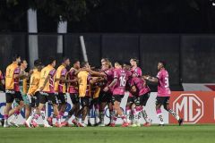 A comemoração dos jogadores do Del Valle em São Januário