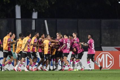 A comemoração dos jogadores do Del Valle em São Januário