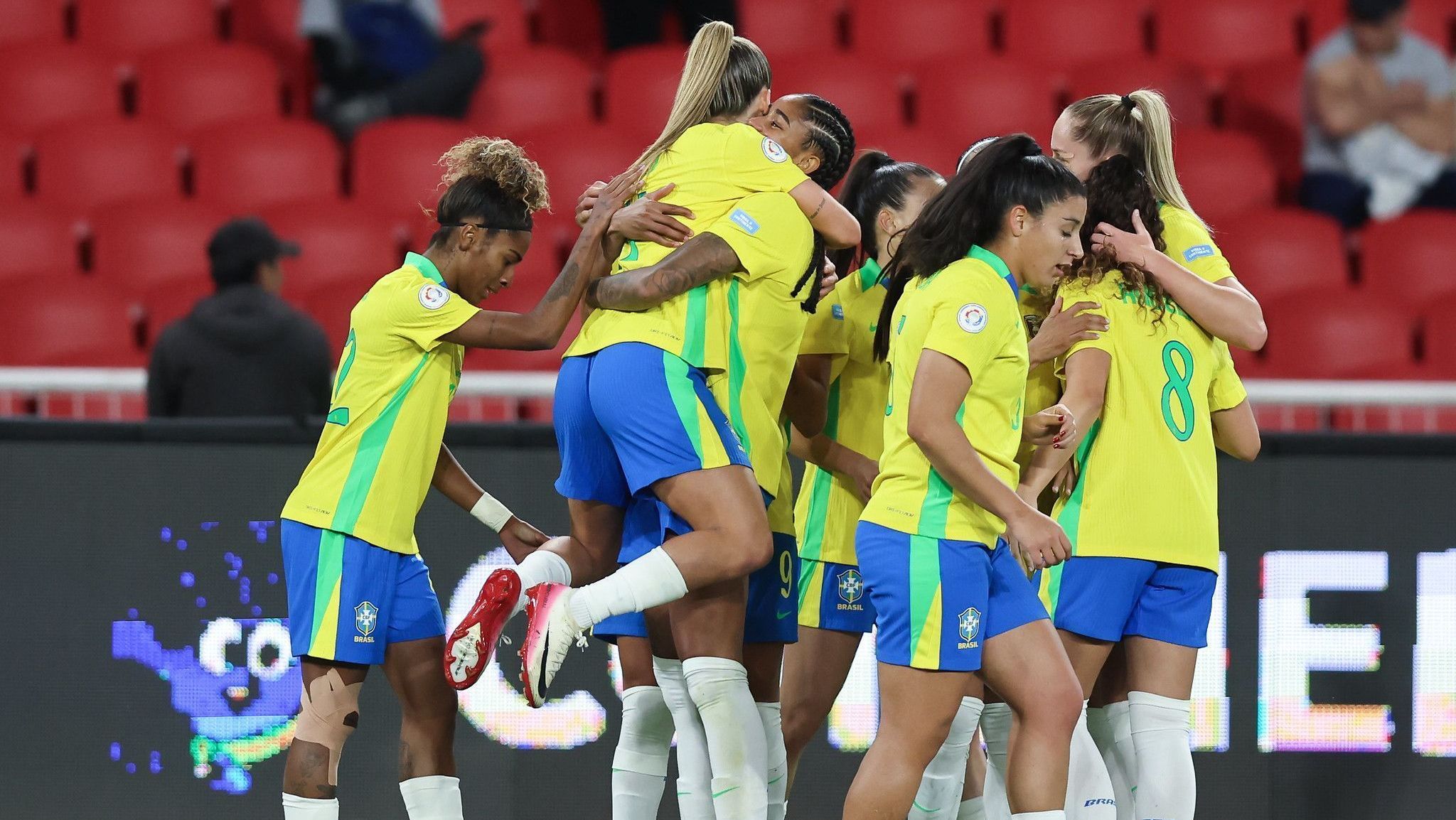 Jogadoras do Brasil comemorando um dos gols da vitória sobre o Uruguai pela Copa América Feminina