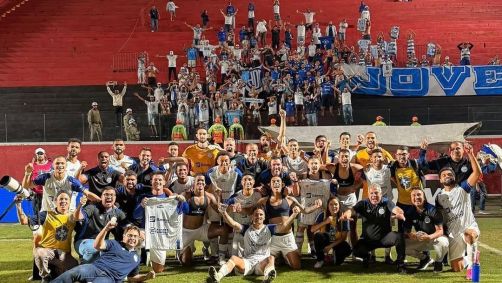 Jogadores do Confiança celebram classificação na Copa do Nordeste com os torcedores