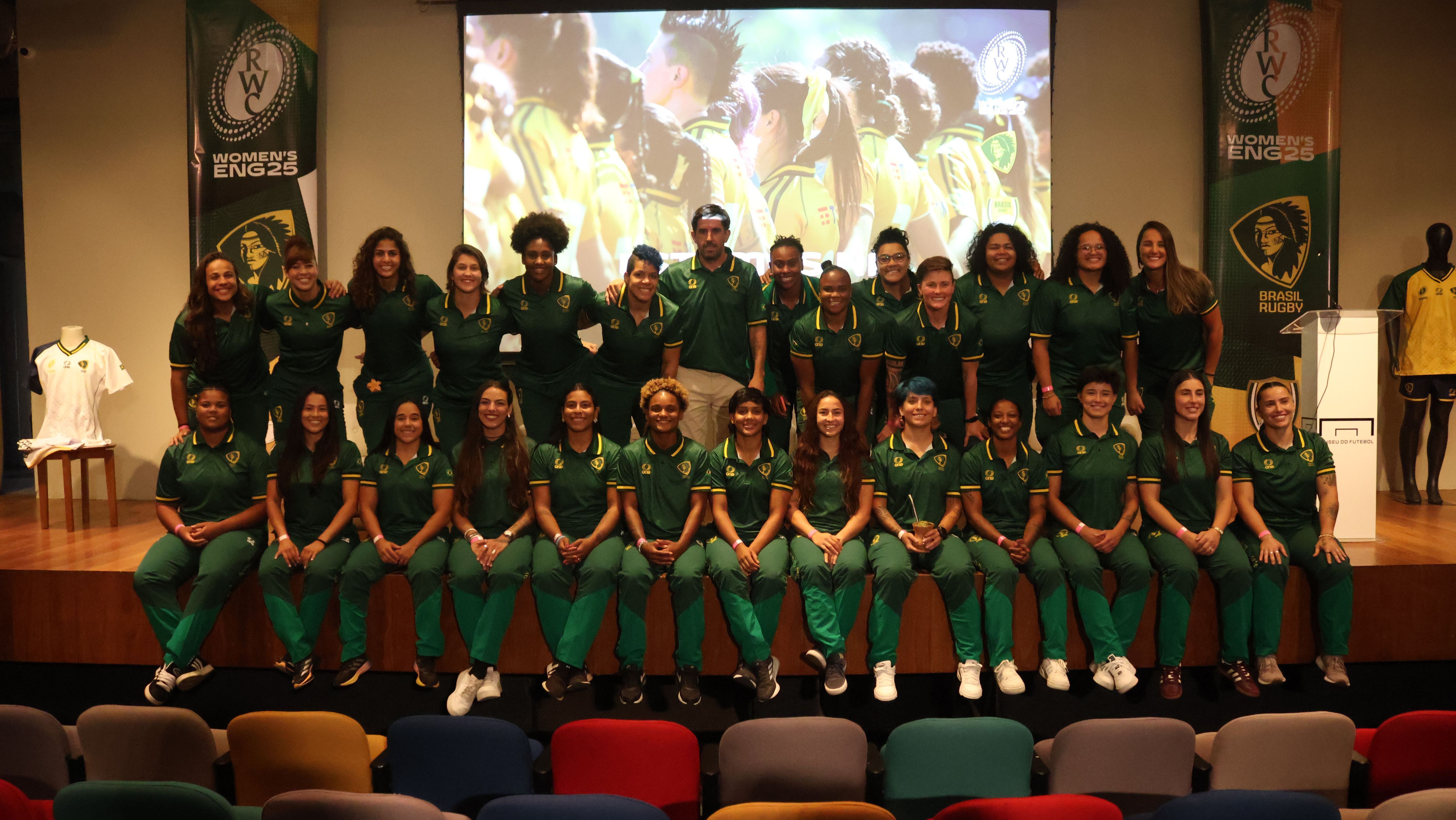Jogadoras convocadas para a Copa do Mundo Feminina de Rugby posam para foto no Museu do Futebol, em São Paulo