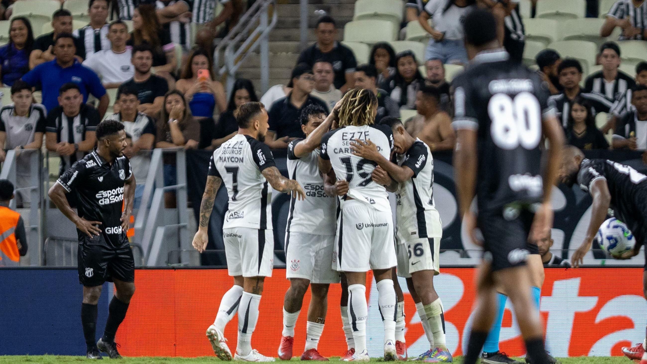 Jogadores do Corinthians comemora gol contra o Ceará