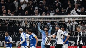 Cássio defende o Cruzeiro contra o Corinthians na Neo Química Arena