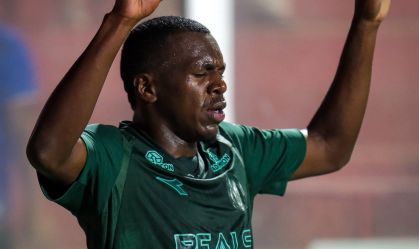 Coritiba supera expulsão, vence Vila Nova e assume liderança da Série B