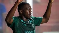 Coritiba supera expulsão, vence Vila Nova e assume liderança da Série B