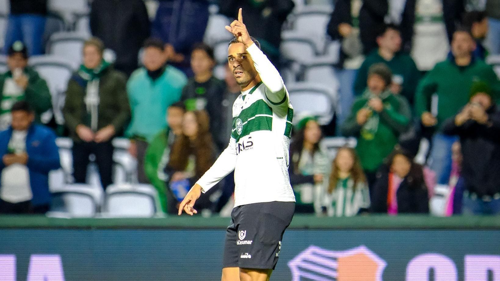 Dellatorre comemorando um dos gols da vitória do Coritiba na Série B