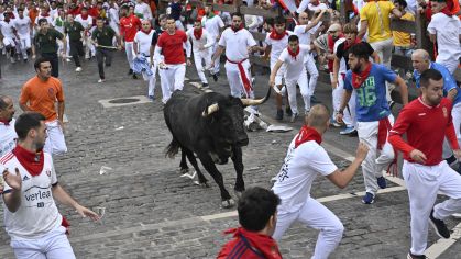 Tradicional corrida de touros na Espanha acontece em Pamplona