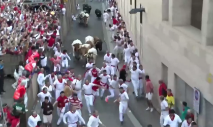 Homem é chifrado em famosa corrida de touros na Espanha