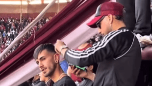 Torcedor faz corte de cabelo durante jogo do Lanús
