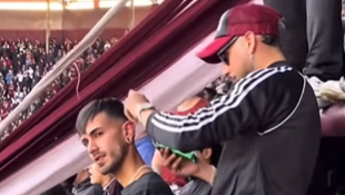 Vídeo: torcedor corta o cabelo na arquibancada durante jogo na Argentina