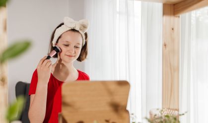 Crianças podem usar cosméticos? Sociedade médica orienta