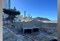 Ciclone e ventos causam cratera em obra na praia de Balneário Camboriú