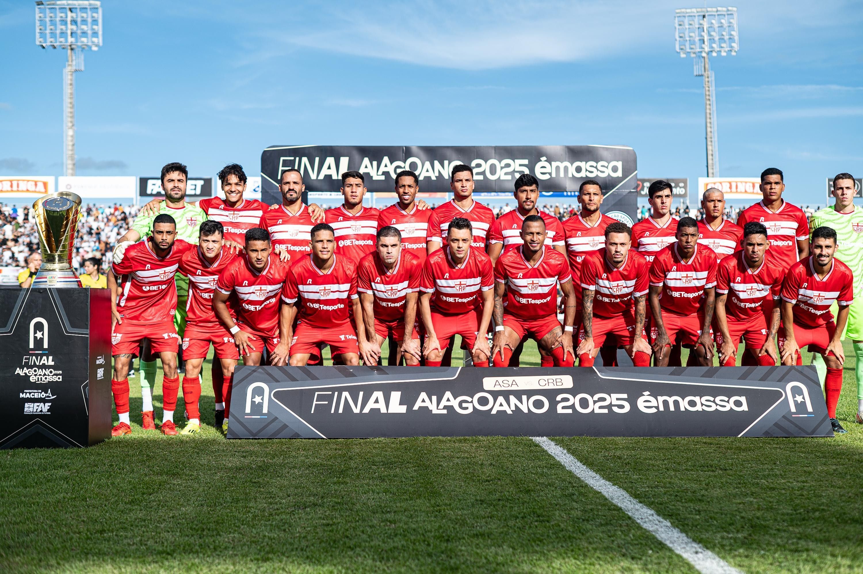 O elenco do CRB antes da final do Campeonato Alagoano
