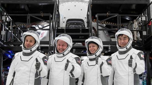 A tripulação da missão SpaceX Crew-11 da NASA posa para uma foto durante uma sessão de treinamento para sua próxima viagem à Estação Espacial Internacional