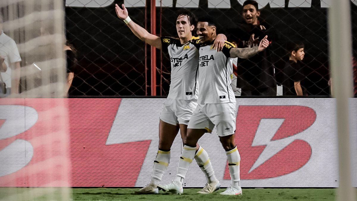 Nicolas, do Criciúma, comemorando seu gol na Série B
