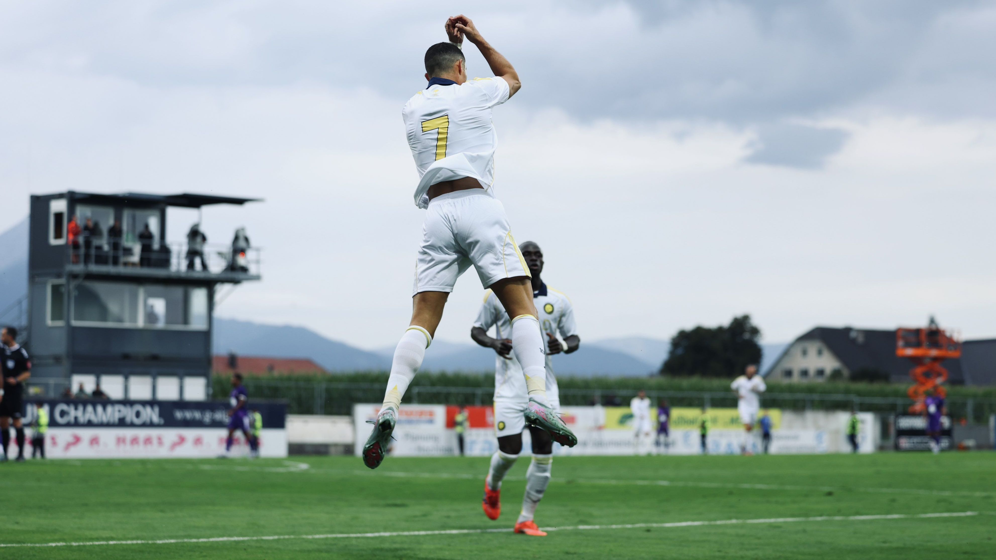 Cristiano Ronaldo celebra o gol marcado contra o Toulouse com seu famoso "siiiu"