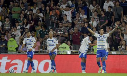 Novo líder do Brasileirão, Cruzeiro bate Fluminense e ofusca adeus de Arias
