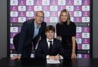 Filho de lenda do Chelsea assina contrato com clube da Premier League