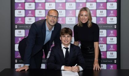 Filho de lenda do Chelsea assina contrato com clube da Premier League