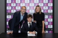 Filho de lenda do Chelsea assina contrato com clube da Premier League