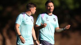 Davide Ancelotti conversa com o auxiliar Andy Mangan em treino do Botafogo