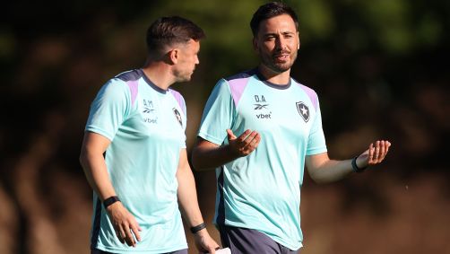 Davide Ancelotti conversa com o auxiliar Andy Mangan em treino do Botafogo