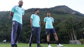 Davide Ancelotti com os auxiliares Luca Guerra e Andy Mangan em treino do Botafogo
