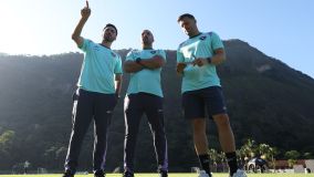 Davide Ancelotti com os auxiliares Luca Guerra e Andy Mangan em treino do Botafogo