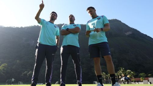 Davide Ancelotti com os auxiliares Luca Guerra e Andy Mangan em treino do Botafogo
