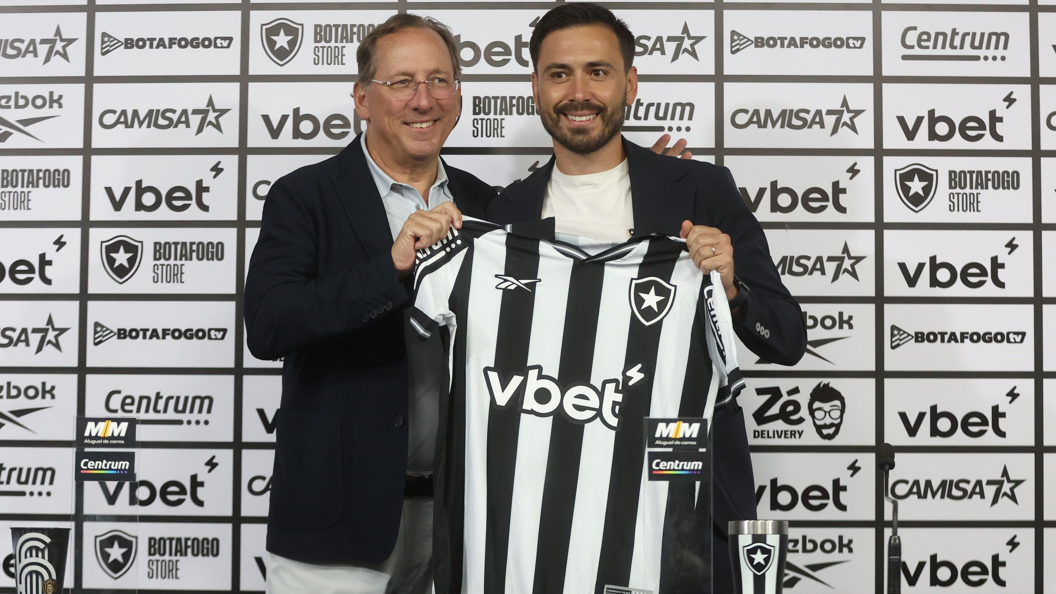 John Textor entrega camisa do Botafogo a Davide Ancelotti