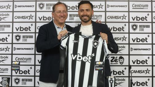 John Textor entrega camisa do Botafogo a Davide Ancelotti
