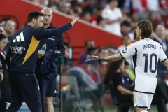 Davide Ancelotti cumprimentando Luka Modric no período de Real Madrid