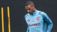 Médico do Flamengo expõe De La Cruz sobre lesão: "Sem a menor condição"