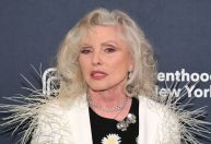 Fazer cirurgia plástica é como tomar vacina contra gripe, diz Debbie Harry