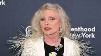 Fazer cirurgia plástica é como tomar vacina contra gripe, diz Debbie Harry