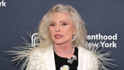 Debbie Harry Revela: Cirurgia Plástica é um Ato de Autocuidado, Assim como a Vacina da Gripe