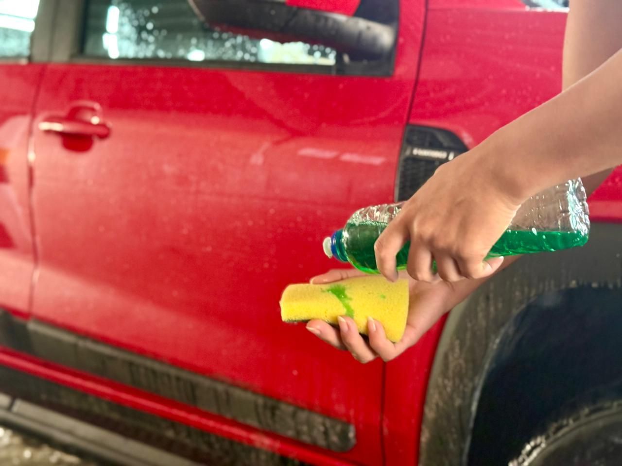 Uso de detergente não é recomendado para lavagem automotiva • Rodrigo Barros/CNN