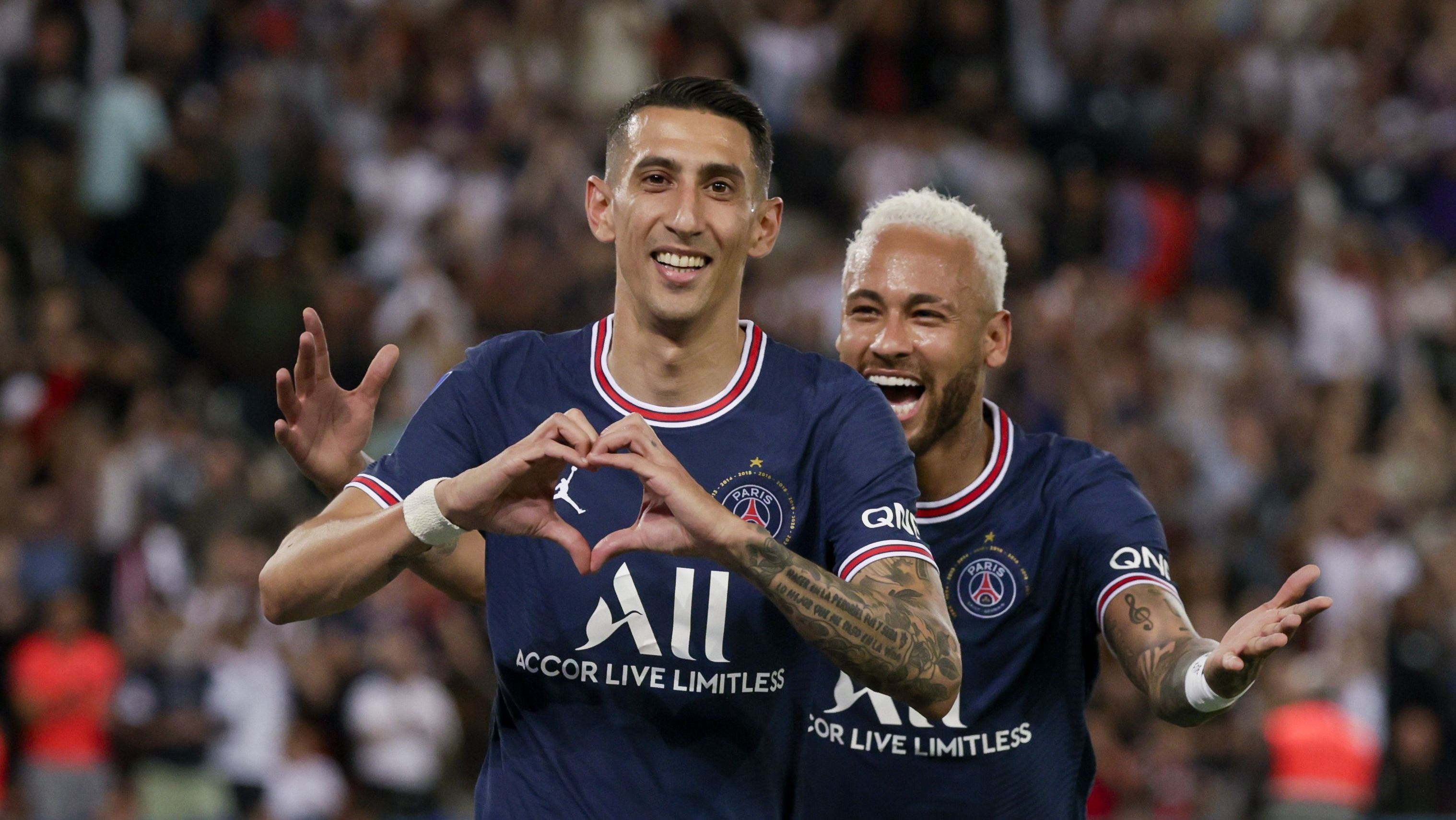 Di María e Neymar comemoram gol pelo Paris Saint-Germain