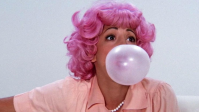 Estrela de "Grease" diz que se sentiu "uma palhaça" com a peruca do filme