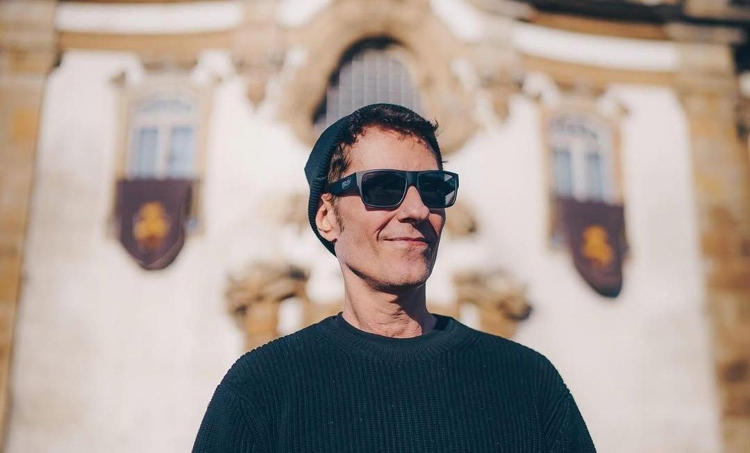 Dinho Ouro Preto brinca em cidade que deu seu nome; confira