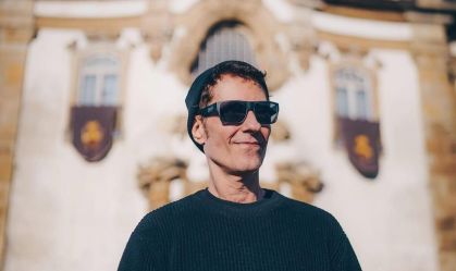 Dinho Ouro Preto brinca em cidade que deu seu nome; confira