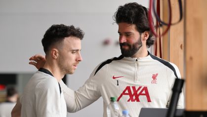Diogo Jota e Alisson durante treino do Liverpool