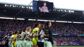 Jogadoras de Espanha e Portugal prestam homenagem a Diogo Jota antes de partida pela Eurocopa Feminina, disputada na Suíça
