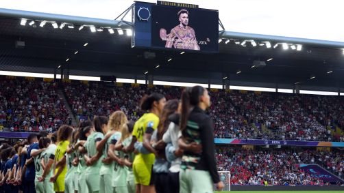Jogadoras de Espanha e Portugal prestam homenagem a Diogo Jota antes de partida pela Eurocopa Feminina, disputada na Suíça