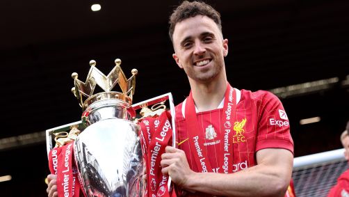 Diogo Jota com a taça de campeão da Premier League