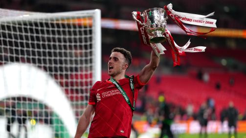 Diogo Jota comemora a conquista da Copa da Liga pelo Liverpool