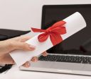Não precisa colar grau? Dá pra ver no celular? Entenda o diploma digital